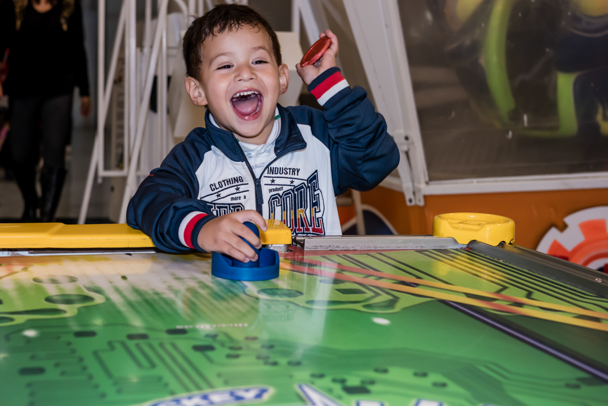 comemorando gol no jogo de futebol