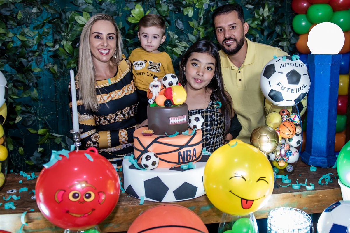 final de festa fazendo foto com os pais