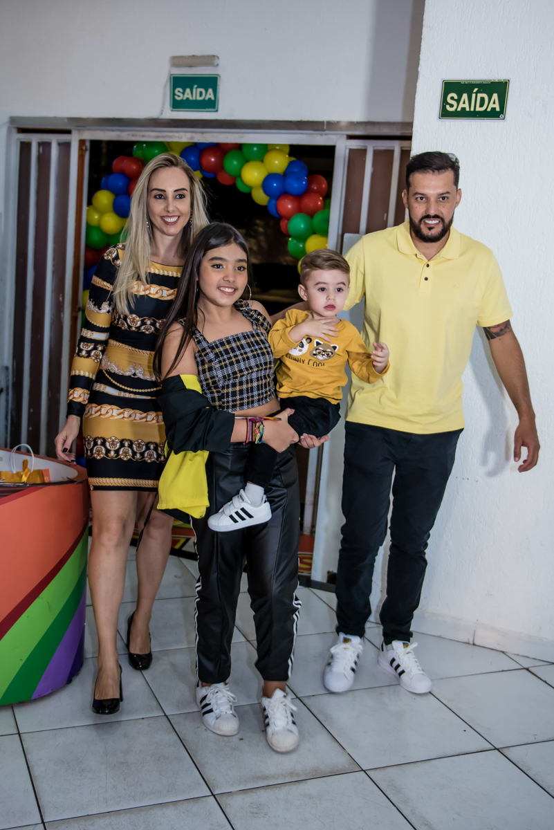 A família chega muito animada com a festa do bento