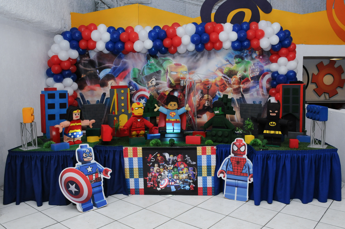 mesa decorada lego no buffet fábrica da alegria, osasco