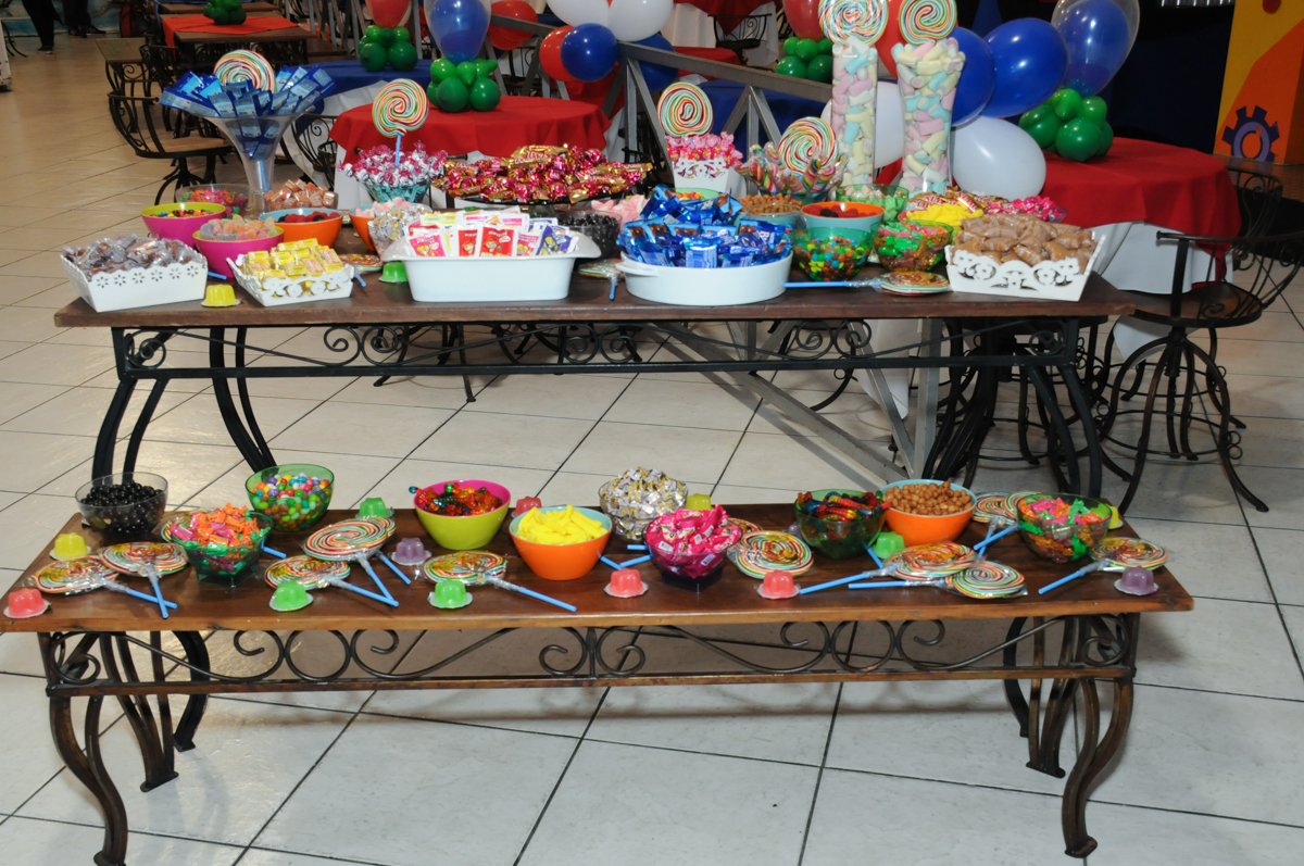 mesa de doces no buffet fábrica da alegria, osasco
