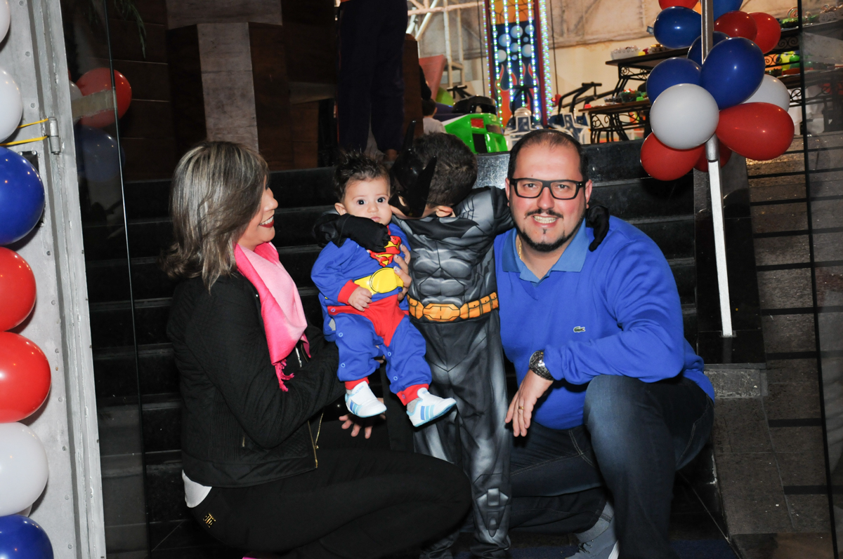 matheus e sua família em baixo do arco de bexigas no buffet fábrica da alegria, osasco