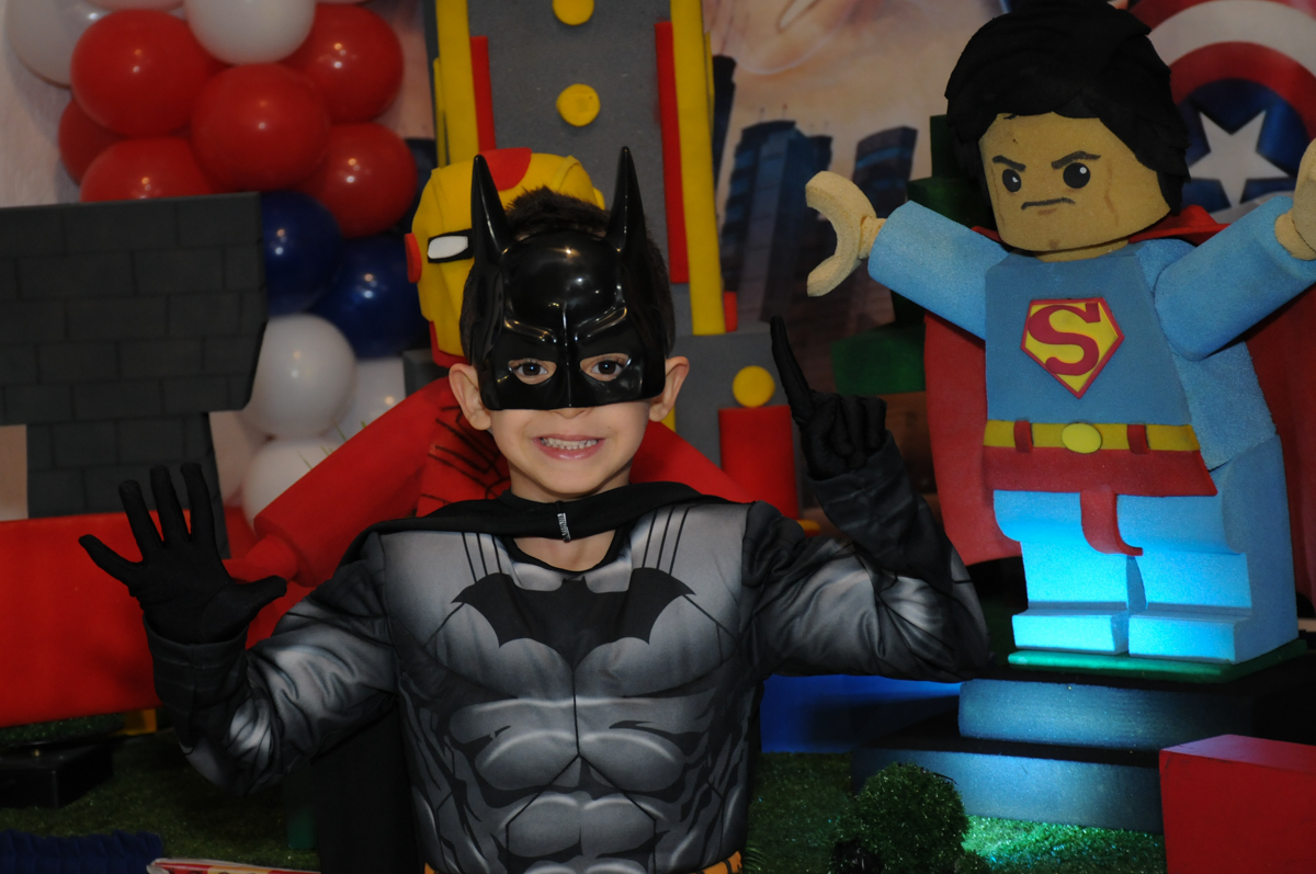 matheus em frente a mesa decorada lego no buffet fábrica da alegria, osasco