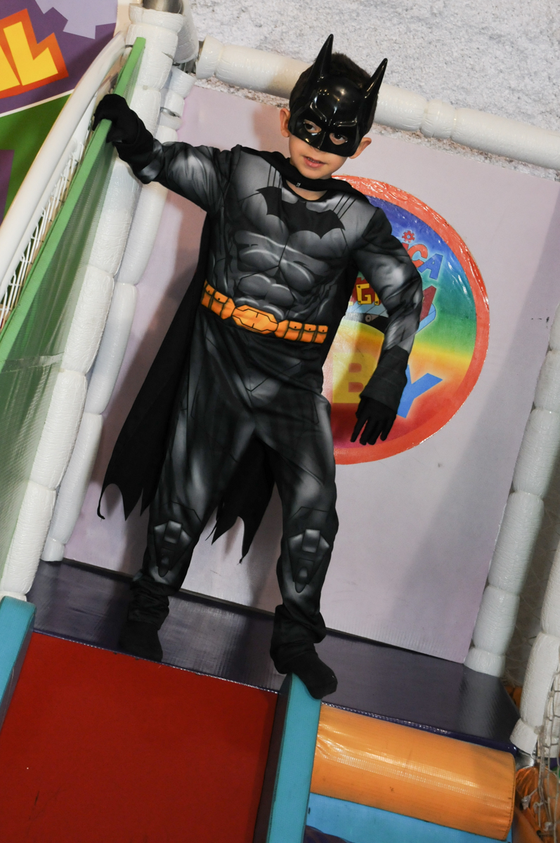 matheus vetido de batmanman  no tombo legal no buffet fábrica da alegria, osasco