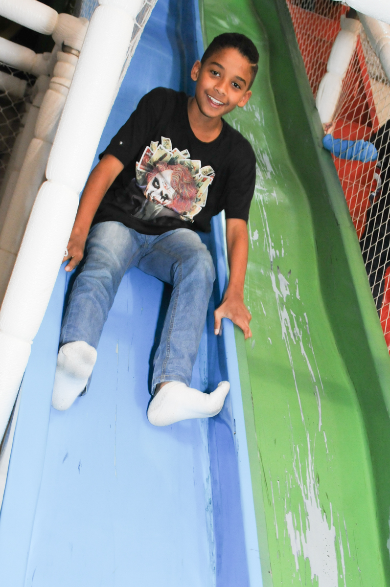 amiguinho de matheus no escorregador no buffet fábrica da alegria, osasco