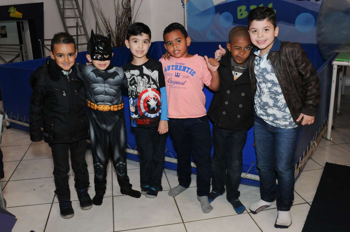 foto de matheus e seus amiguinhos no buffet fábrica da alegria, osasco