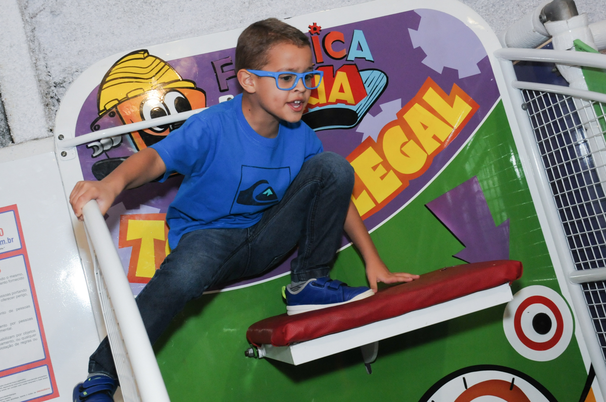 amiguinho no tombo legal no buffet fábrica da alegria, osasco