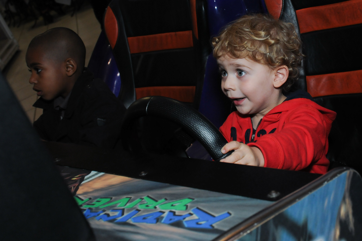 amiguinho no carrinho no buffet fábrica da alegria, osasco