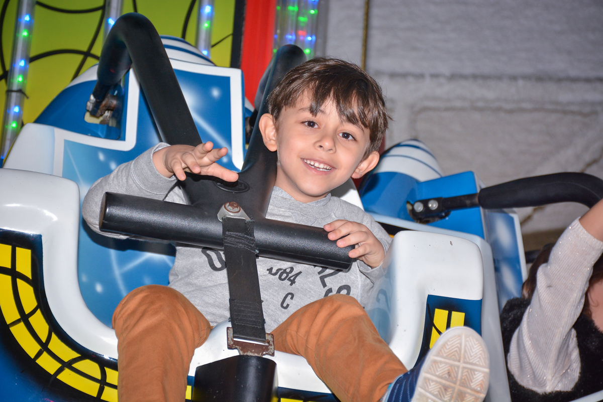 O amigo diverte no brinquedo elevador