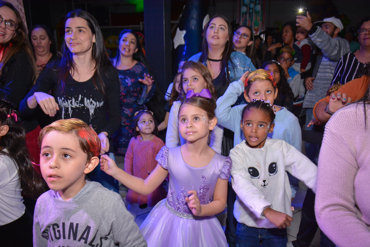 balada animada na festa da Júlia