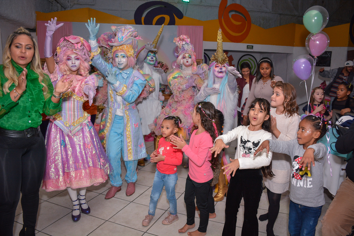 Os convidados aguardam a aniversariante para o parabéns