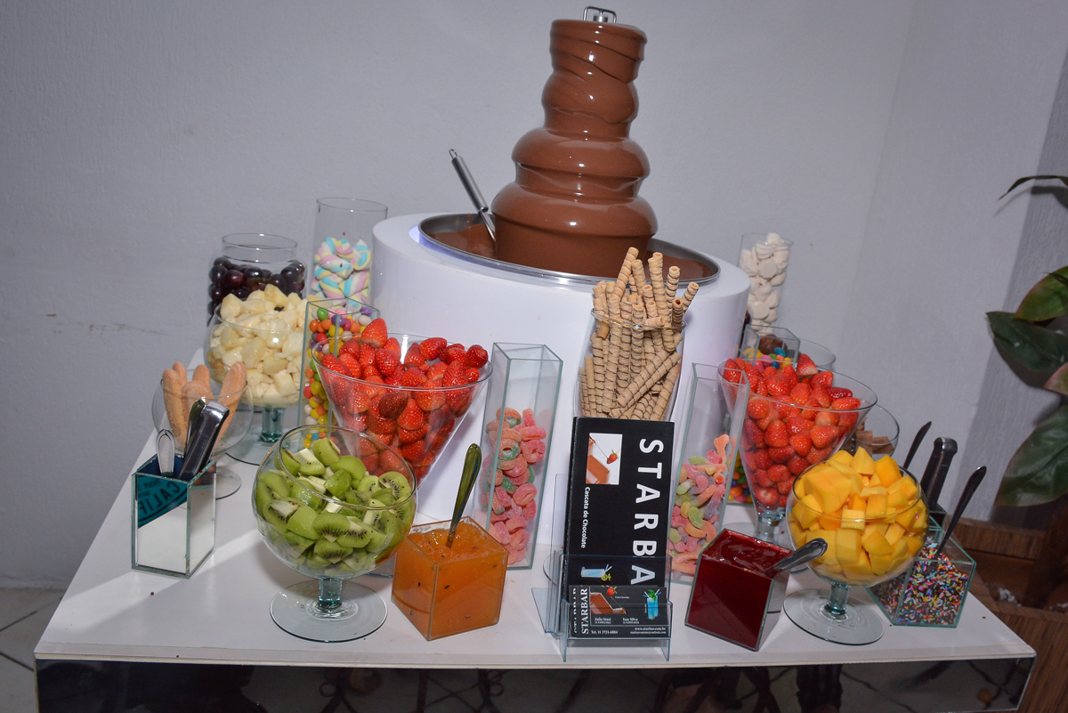 mesa de frutas e chocolate