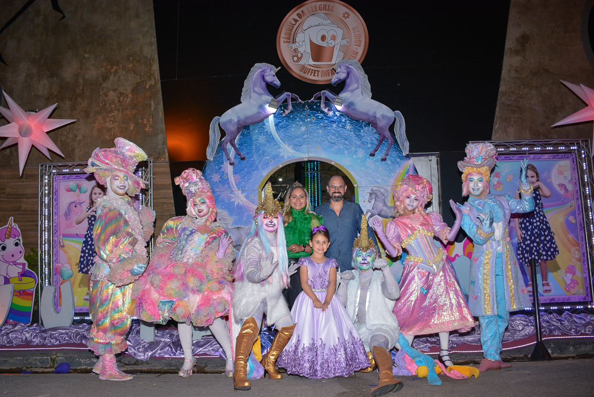 chegaram os personagens para o show do unicórnio