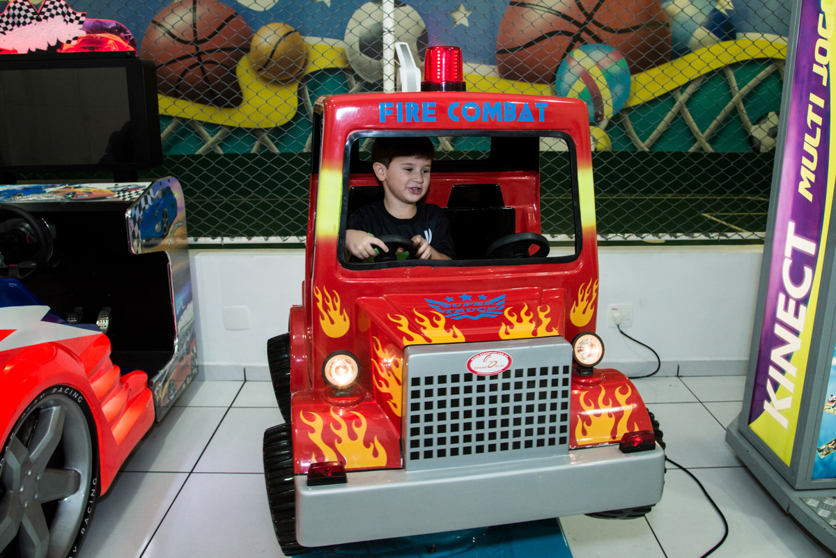 brincando no carrinho elétrico
