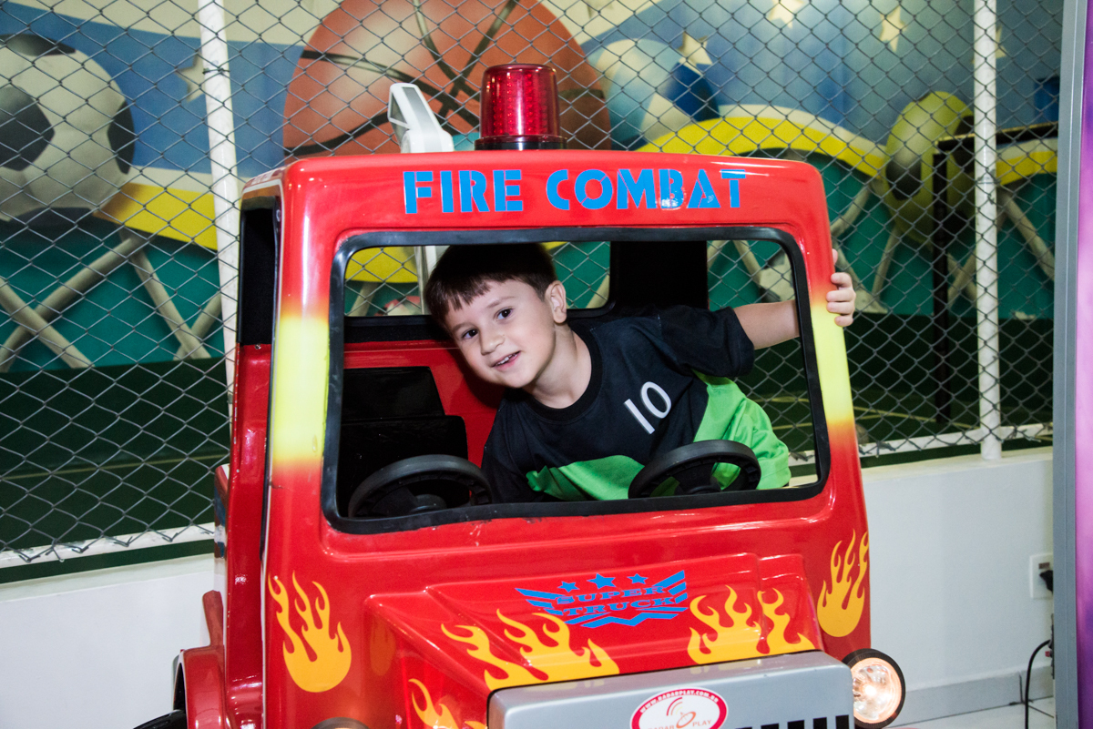 feliz brincando no carrinho elétrico