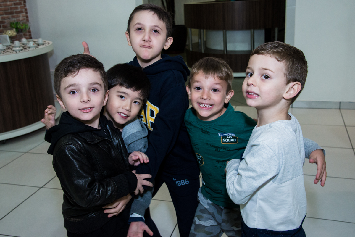 recebendo os amigos para sua festa