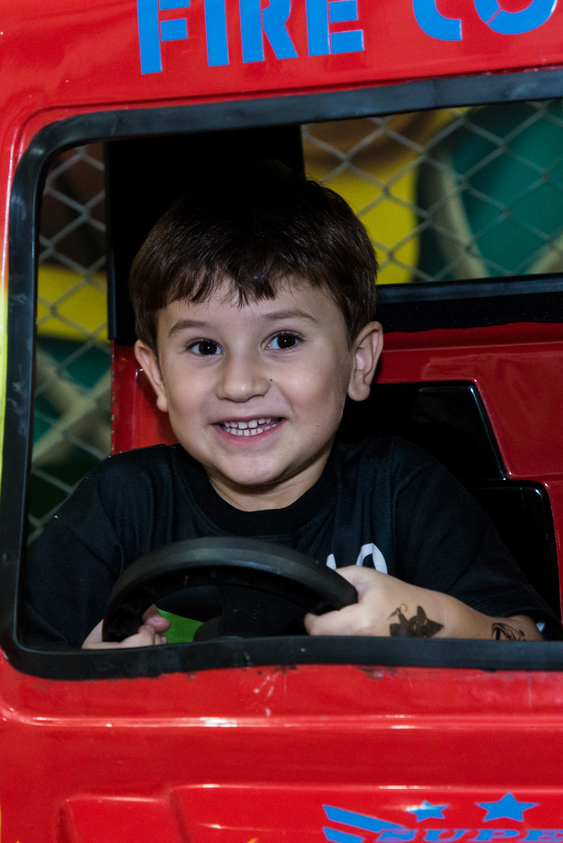 dirigindo no carro elétrico
