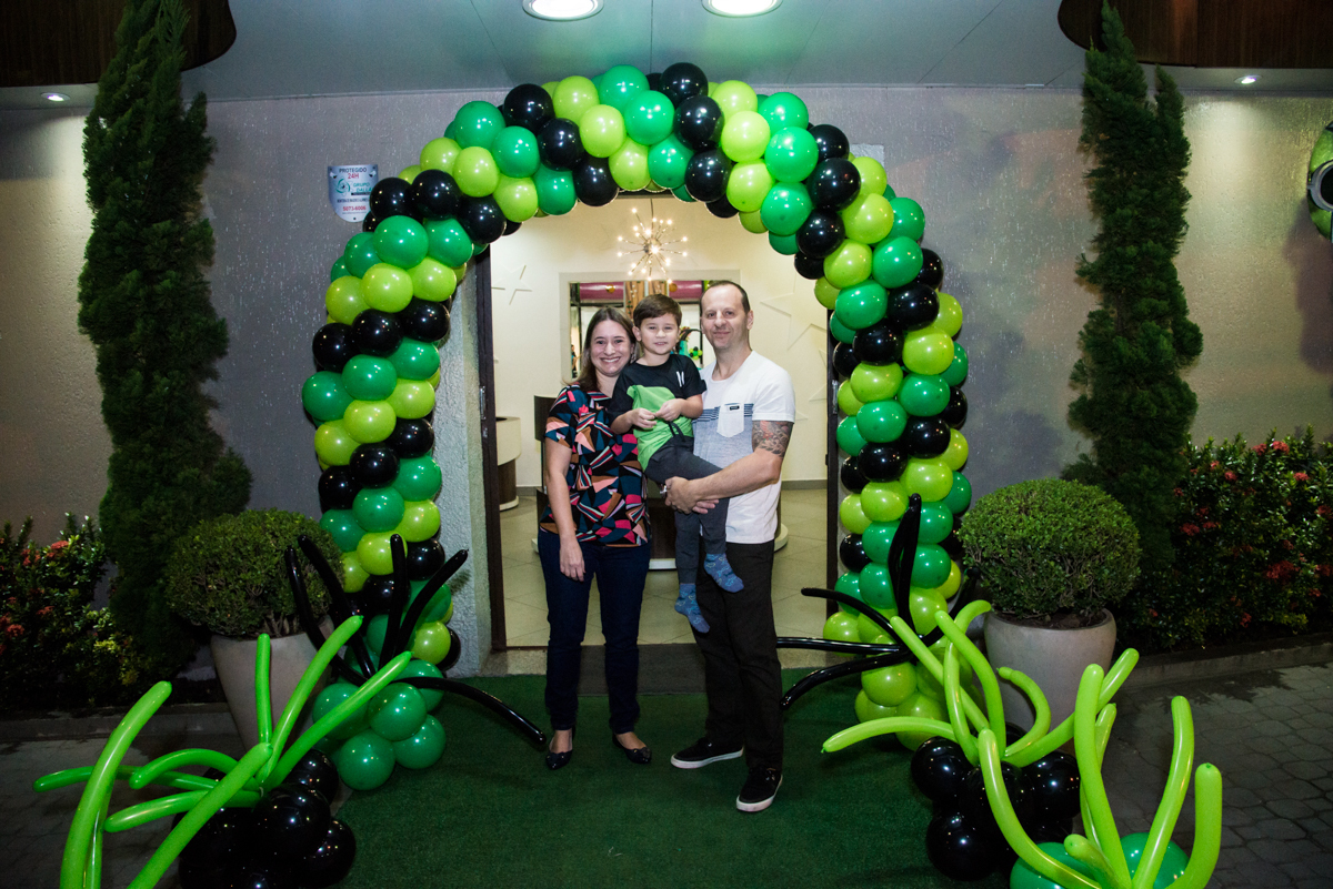 foto da família no arco de bexigas