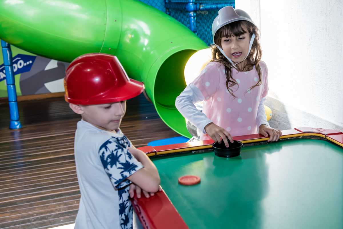 jogo de futebol de mesa com o amigo