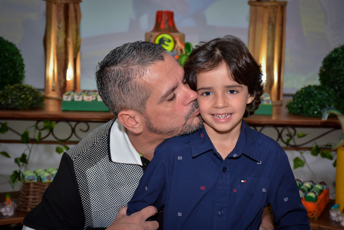 carinho do pai para com o aniversariante