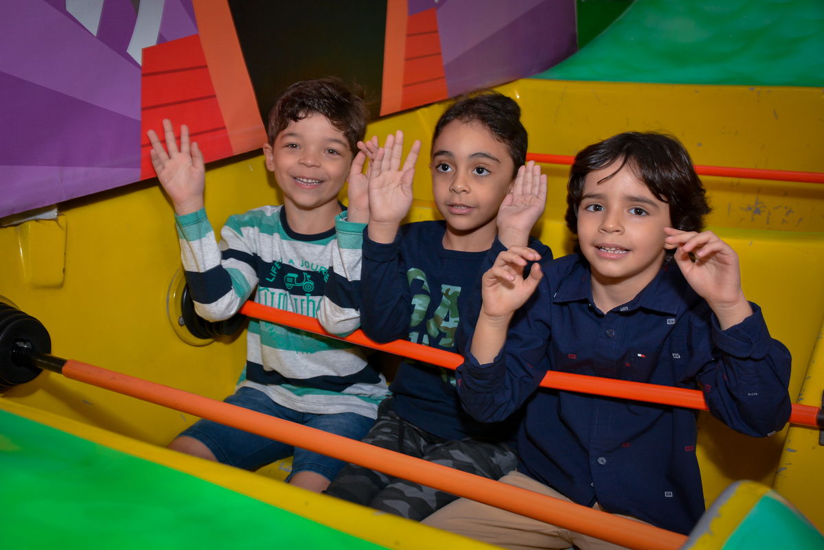 com os amigos davi brinca no barco vick