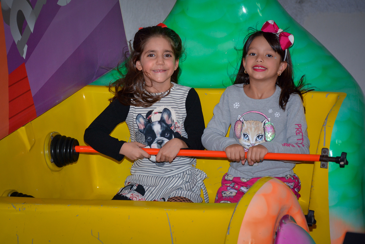 as amigas também brincam no barco vock