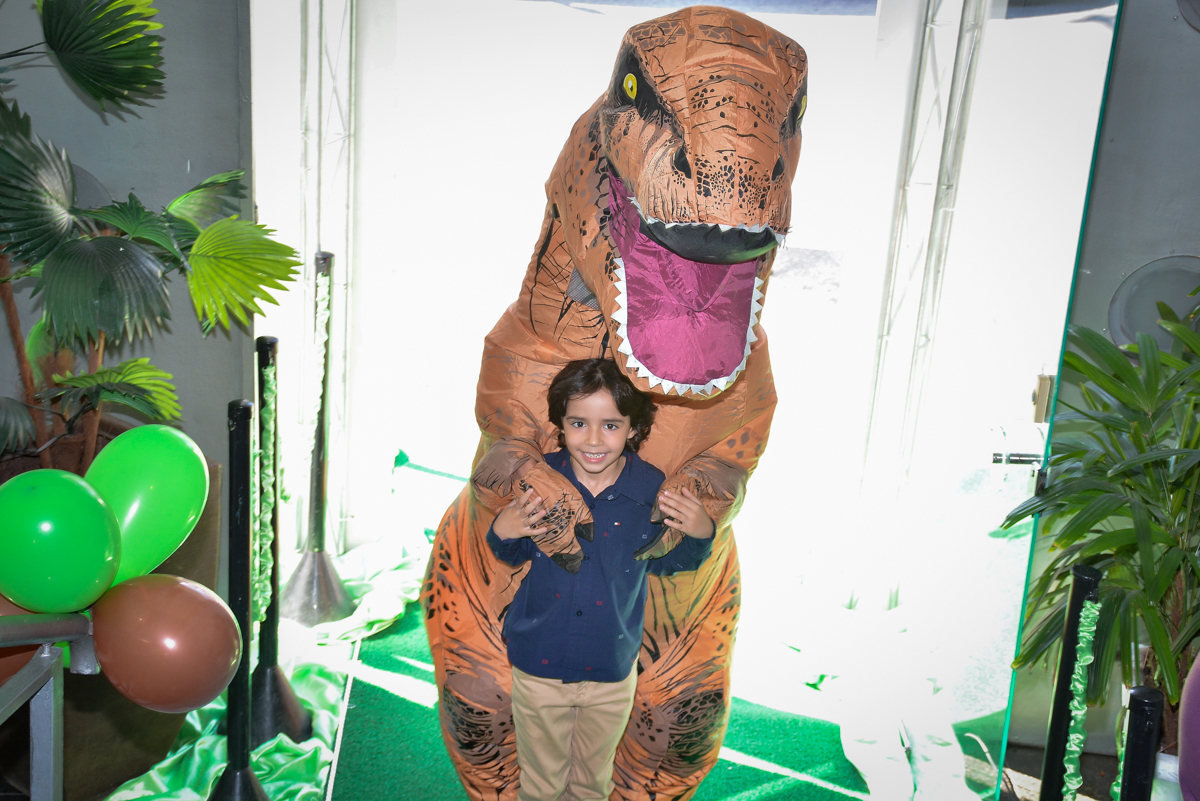 aniversariante com o dinossauro