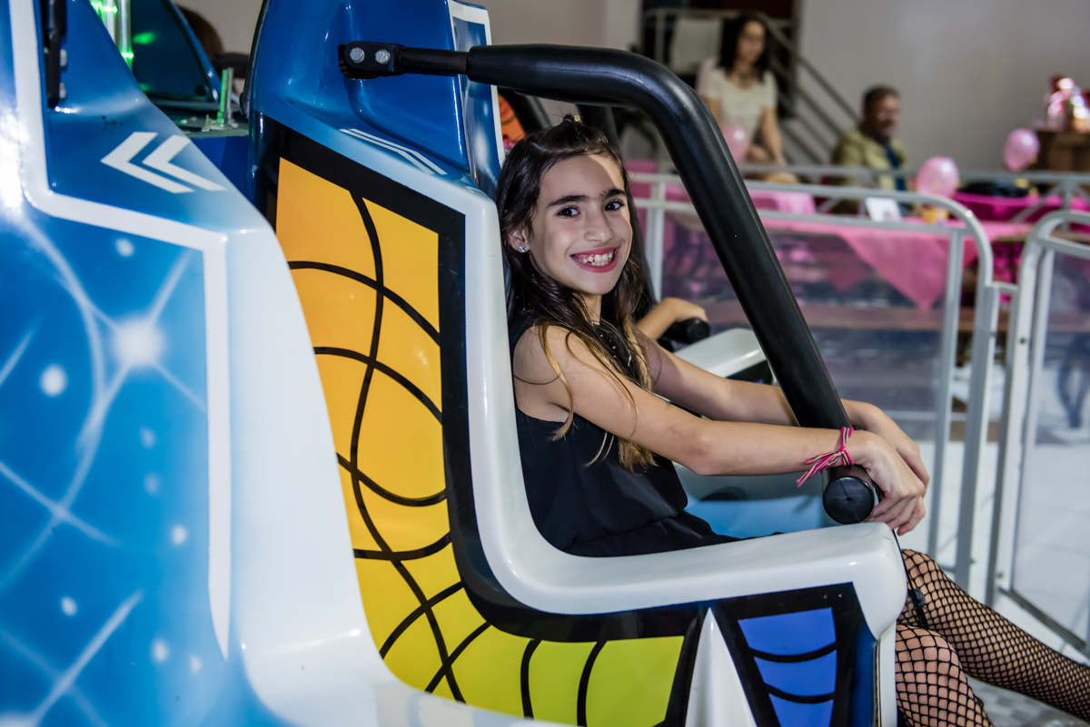 diversão no brinquedo elevador