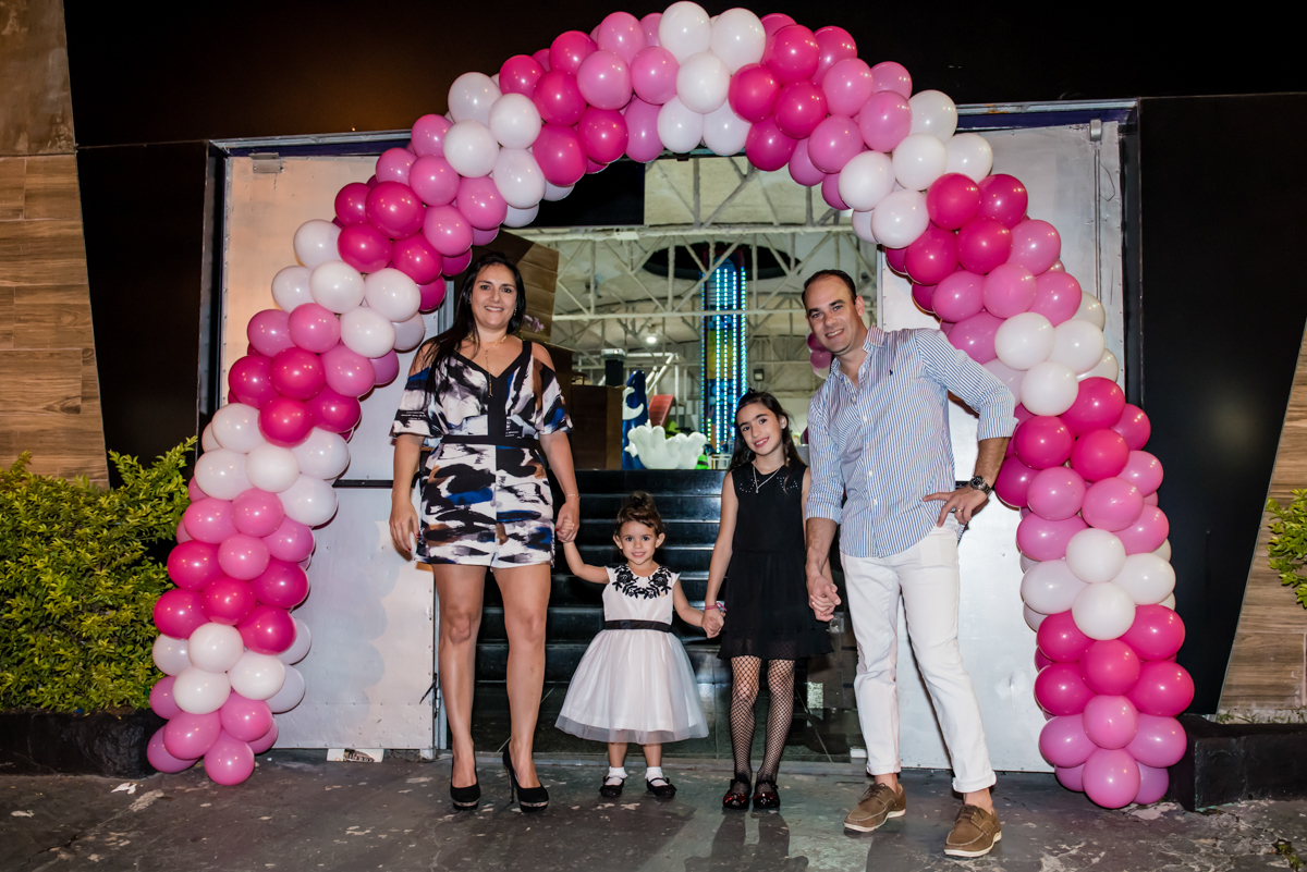 fotografia da da família no arco de bexigas