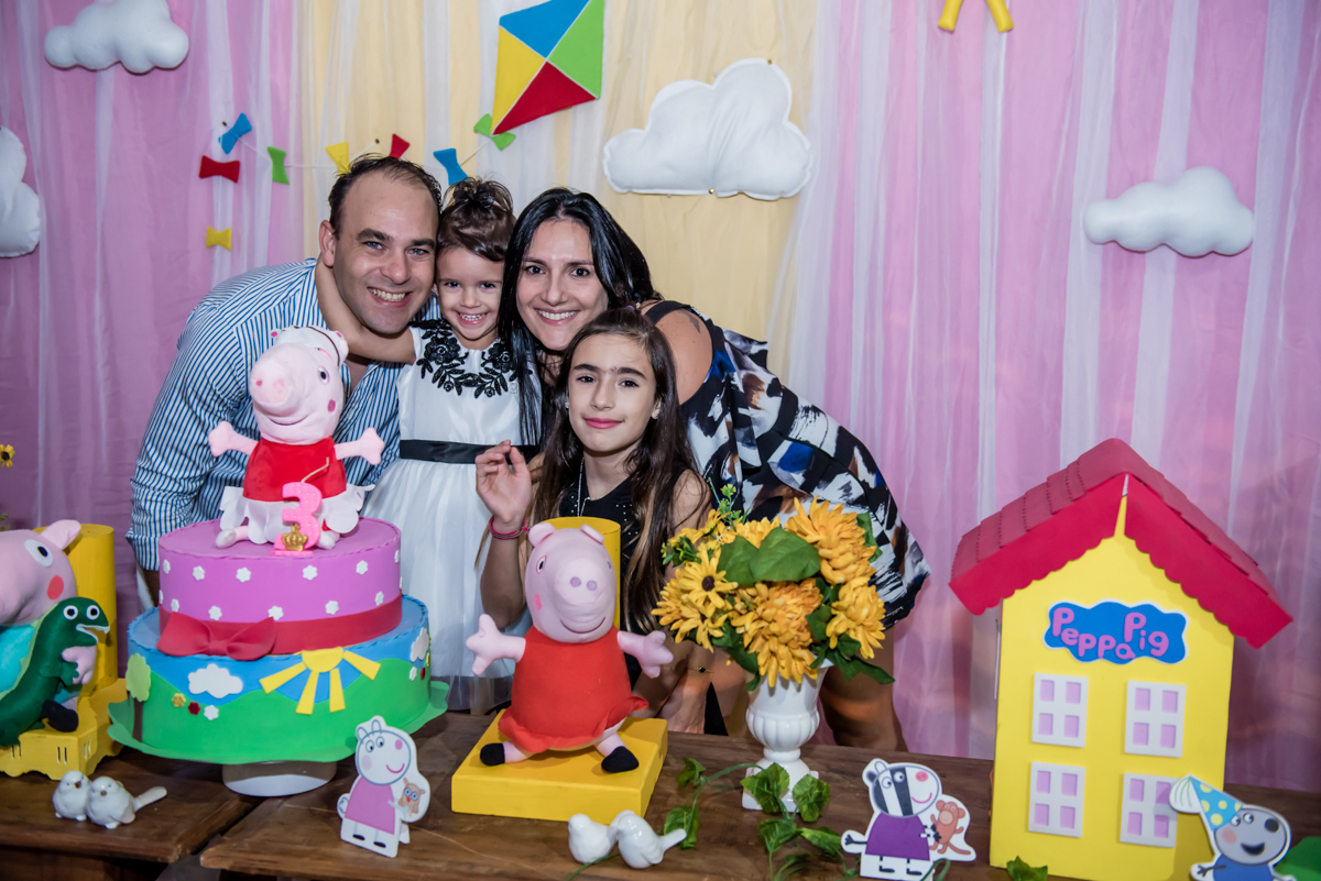 A família faz foto na mesa temática