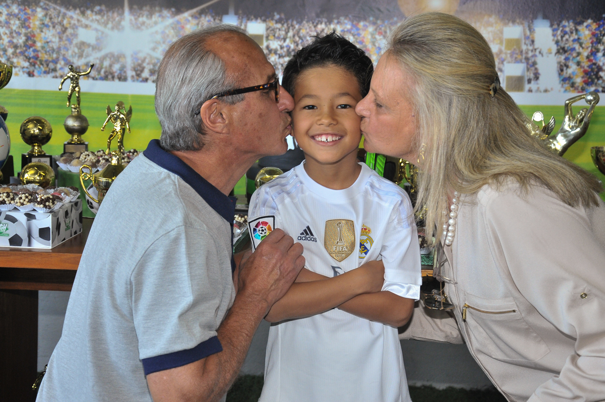 rafael ganhando beijinhos no Buffet High Soccer