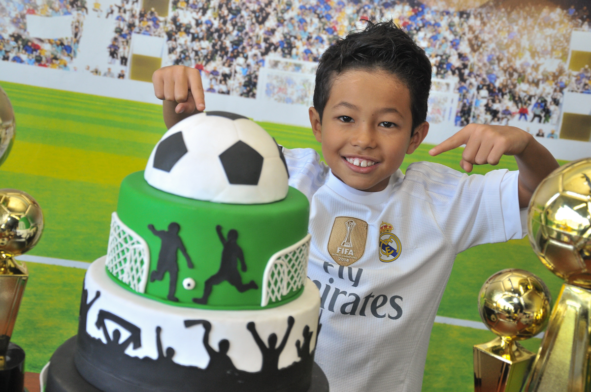 rafael na mesa decorada de futebol no Buffet High Soccer