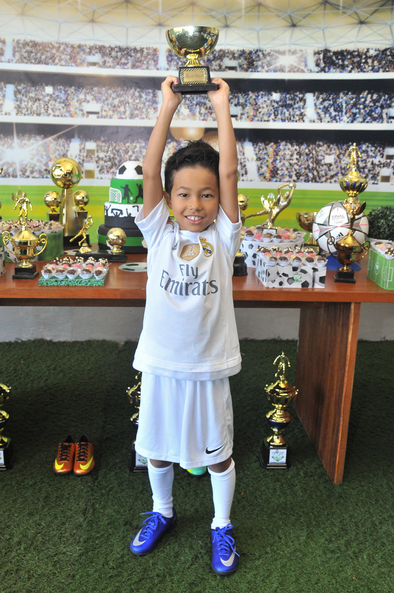 rafael erguendo o trofeu no Buffet High Soccer