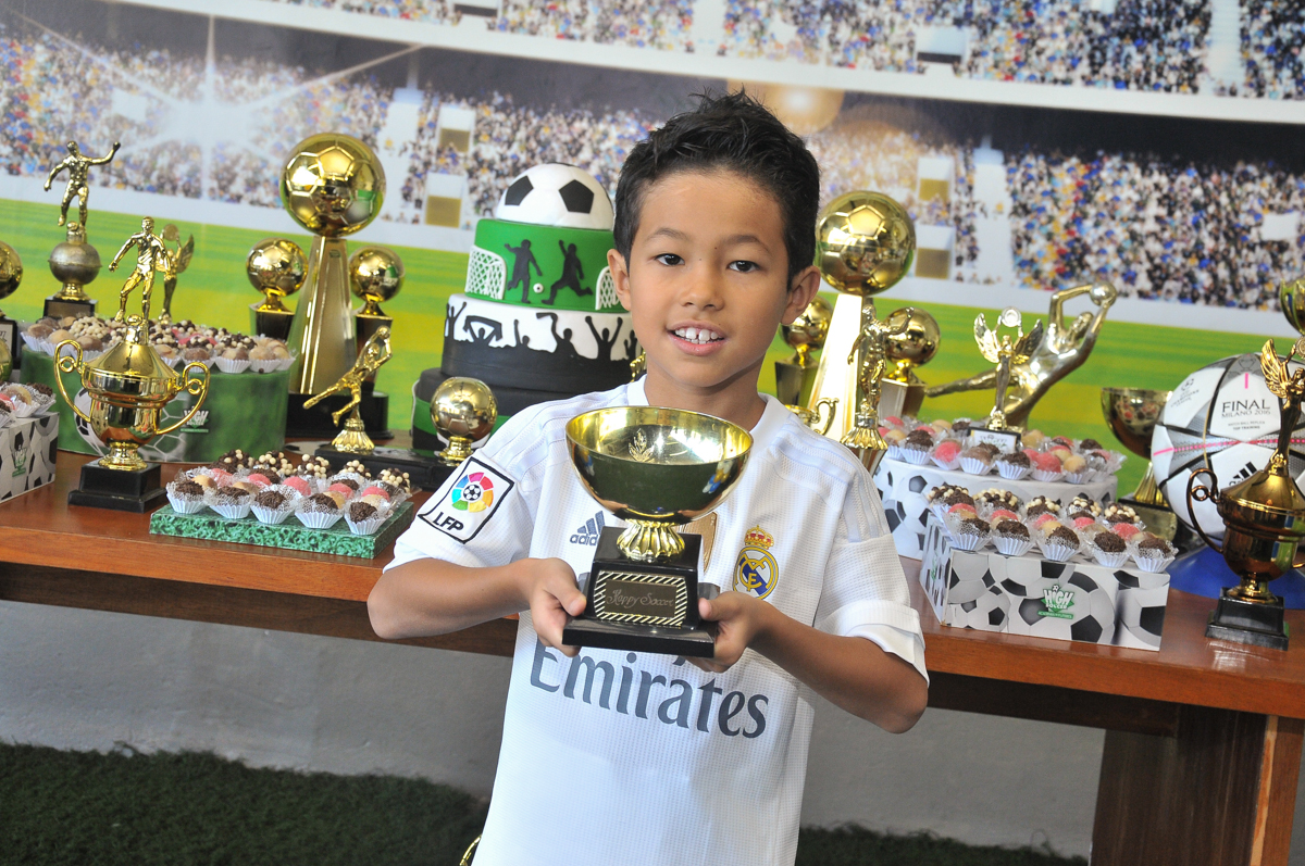 rafael com a taça no Buffet High Soccer