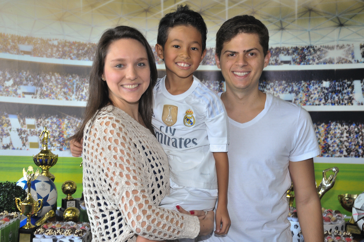 rafa e convidados amigos em frente a mesa decorada de futebol no Buffet High Soccer