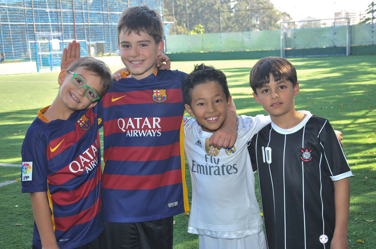 rafael e amigos no campo de futebol no Buffet High Soccer