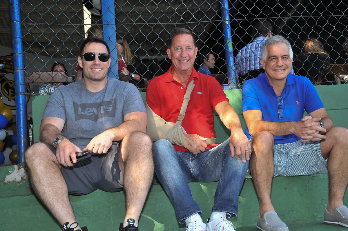 amigos assistindo a partida de futebol no Buffet High Soccer