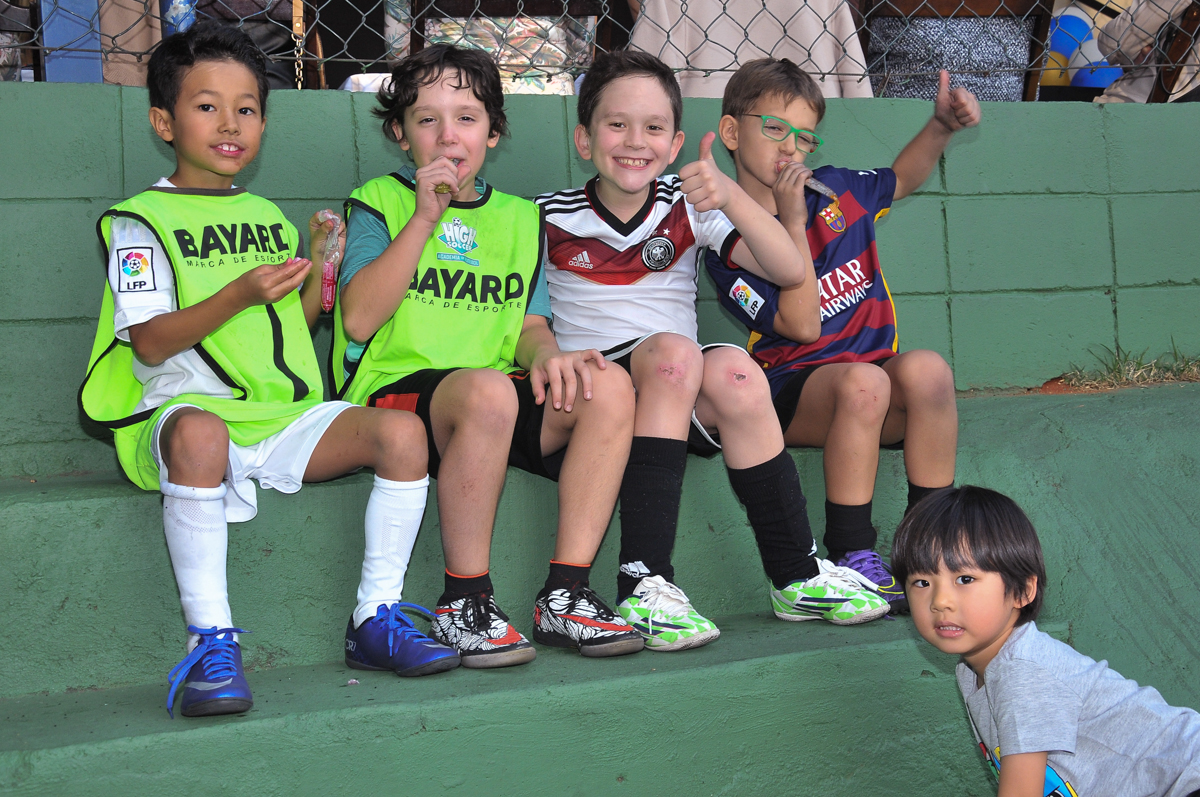amiguinhos assistindo a partida de futebol no Buffet High Soccer