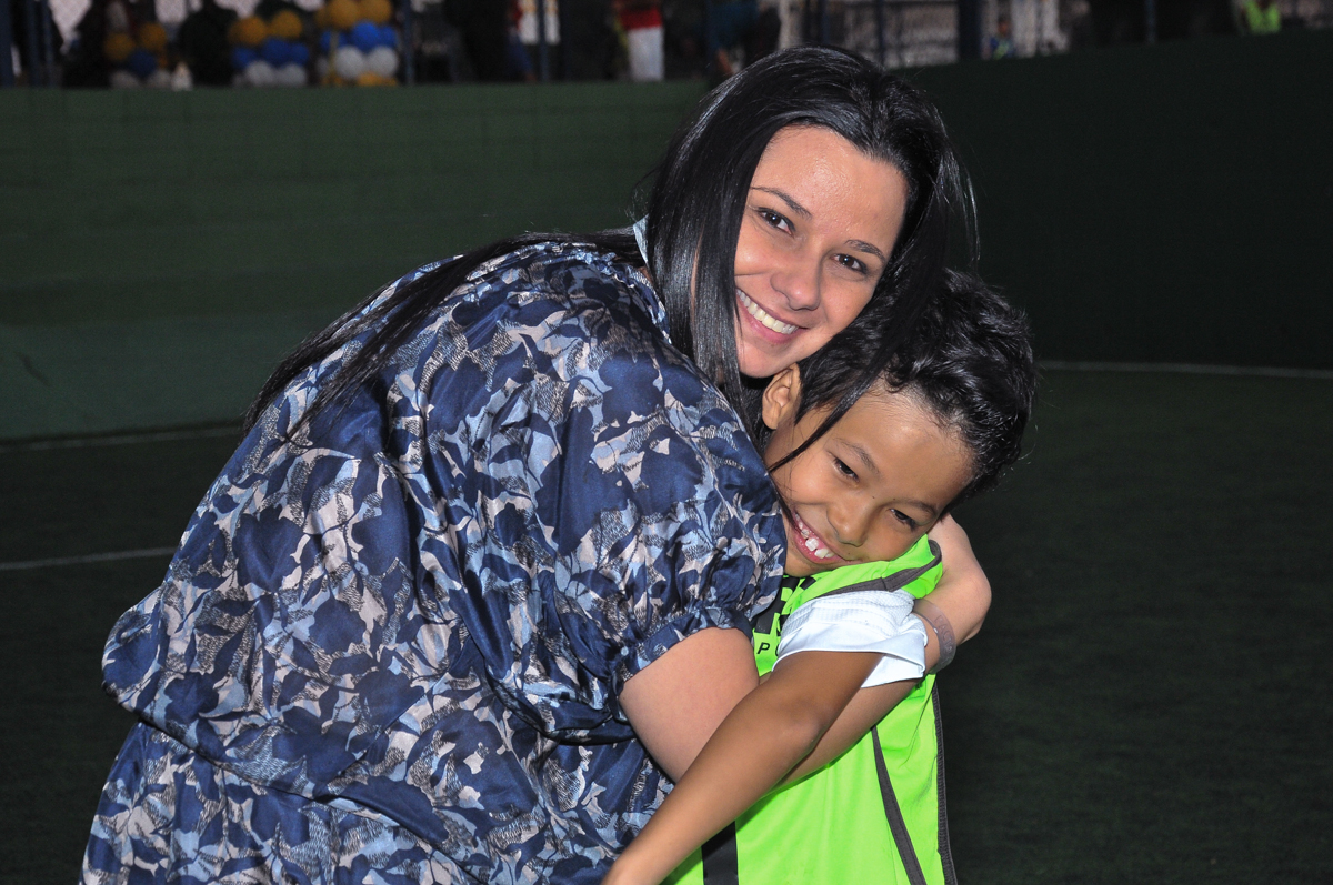 abraço carinhoso da mamãe na quadra de futebol no Buffet High Soccer