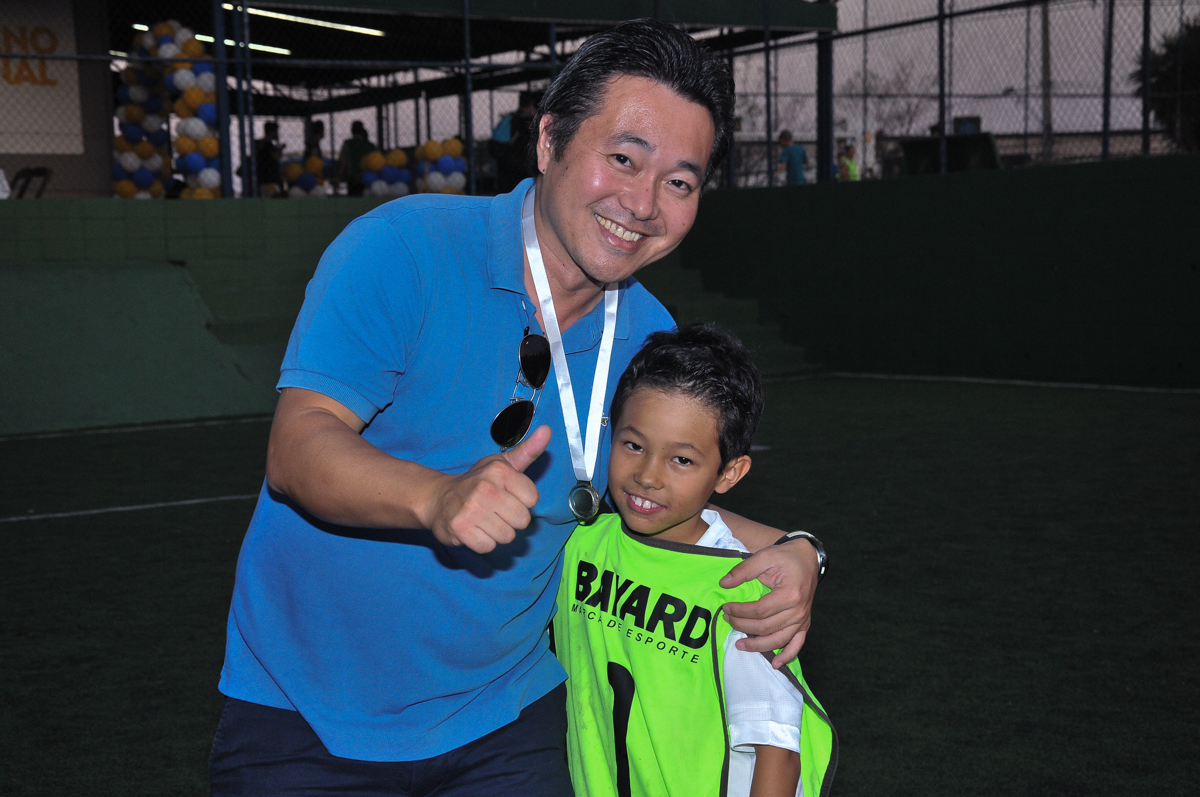 rafa e o papai na quadra de futebol no Buffet High Soccer