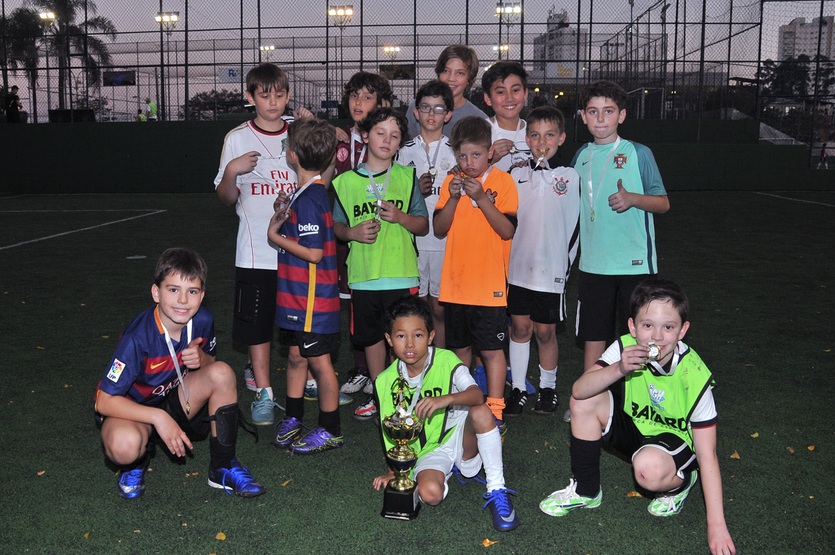pose para foto de rafa e os amiguinhos na quadra de futebol no Buffet High Soccer