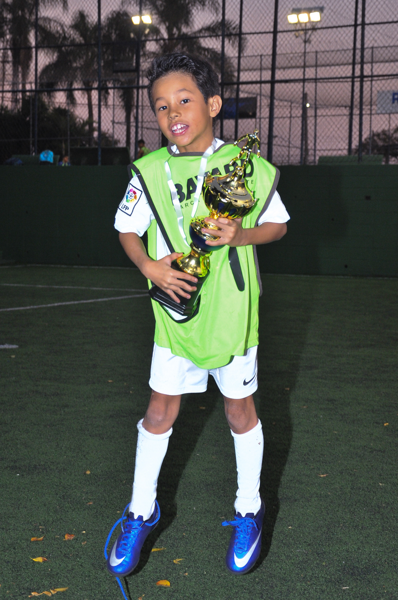 rafa recebendo trofeu no Buffet High Soccer