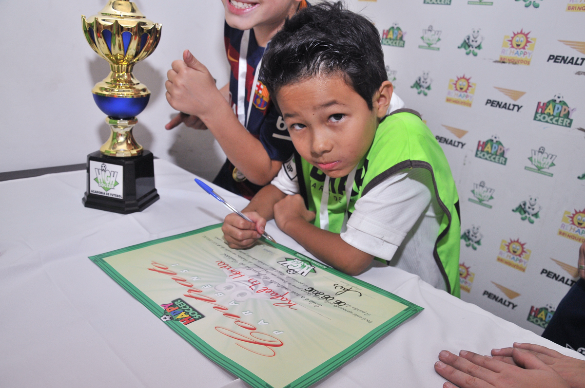 rafael assinando contrato de trabalho no Buffet High Soccer