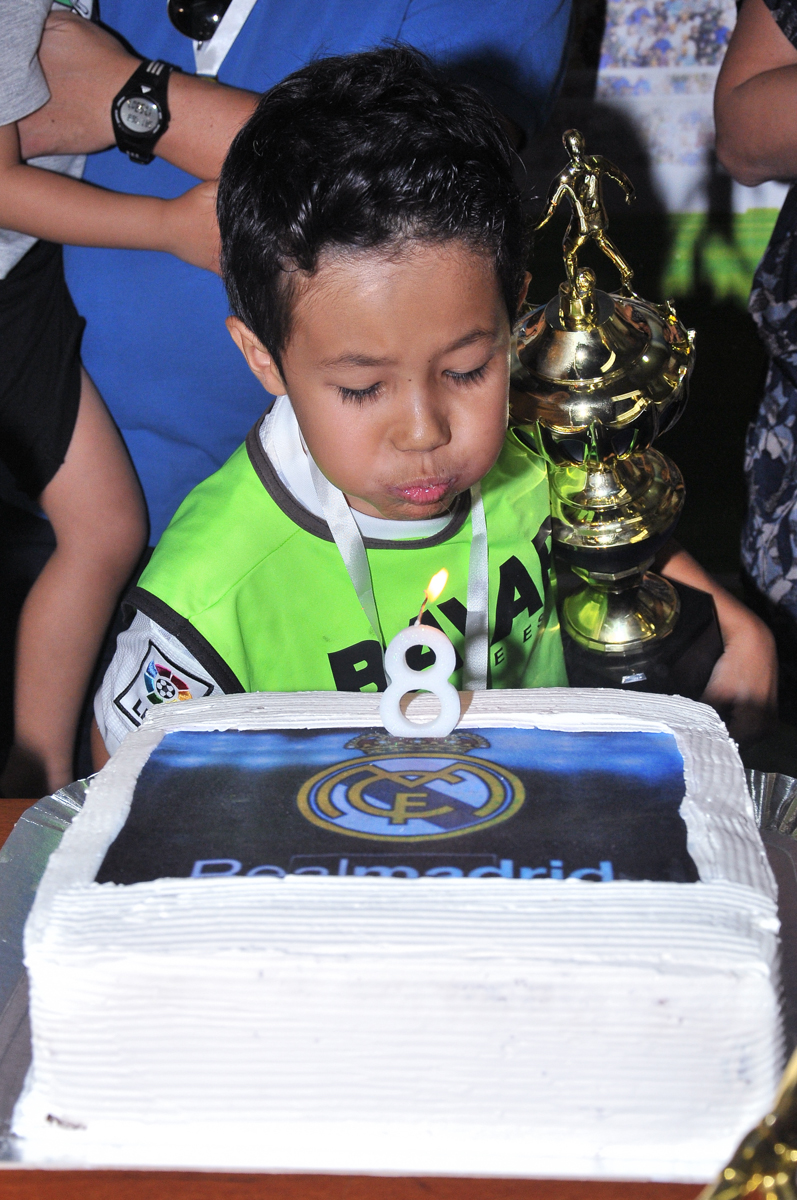rafael assoprando a velinha do bolo no Buffet High Soccer