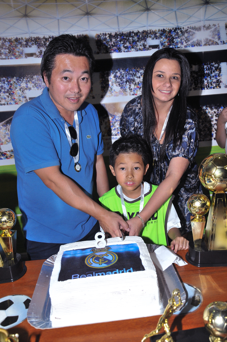 rafael e os pais cortando o bolo de aniversário no Buffet High Soccer