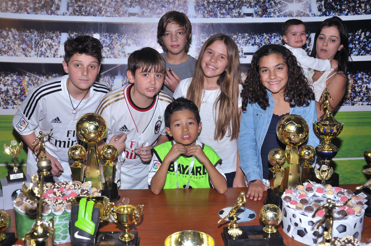 foto do rafa e amigos na mesa do bolo no Buffet High Soccer