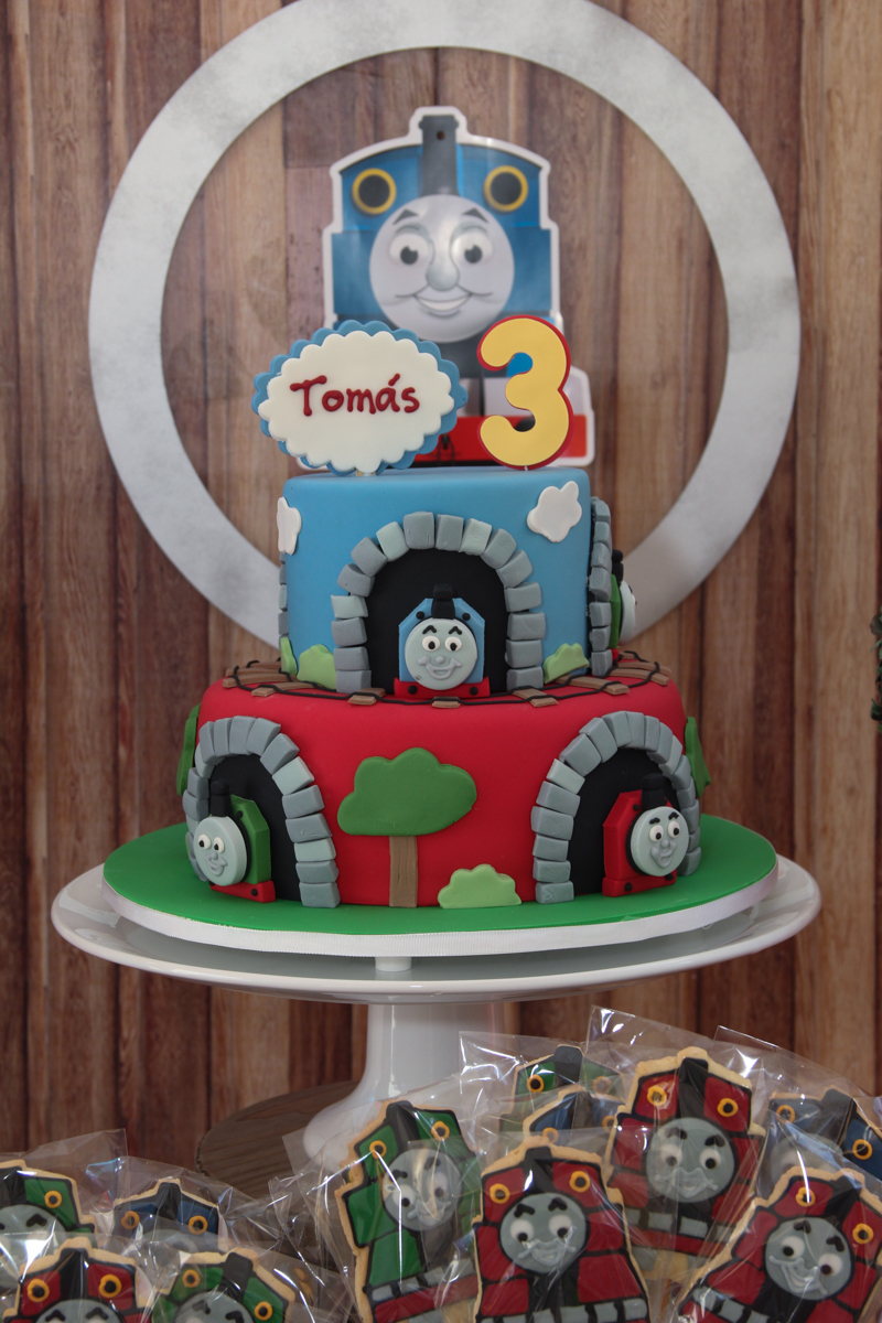 mesa decorada do tomas na Festa no condomínio em São Paulo