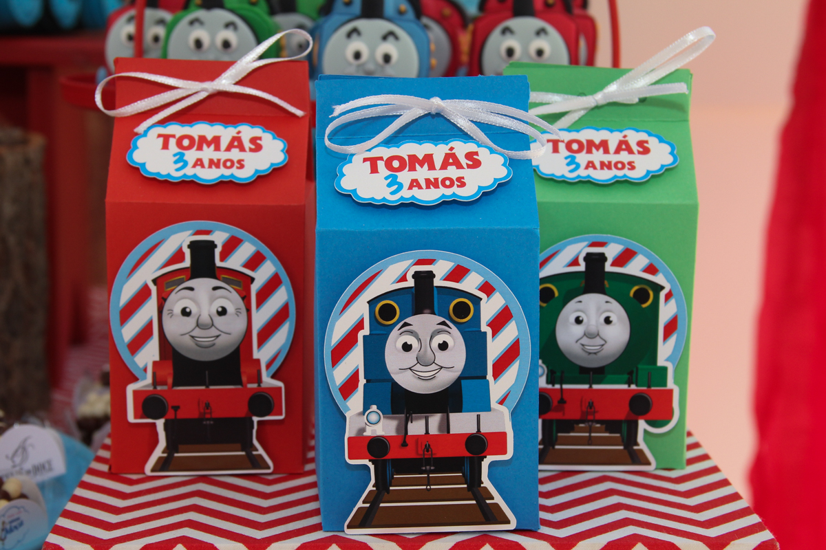 detalhes da mesa decorada tema tomas na Festa no condomínio em São Paulo