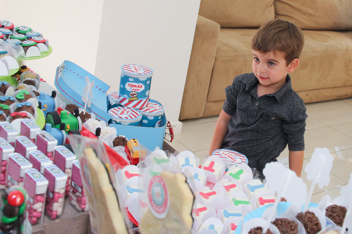 Tomás encantado com a decoração de sua festa tema tomas na Festa no condomínio em São Paulo