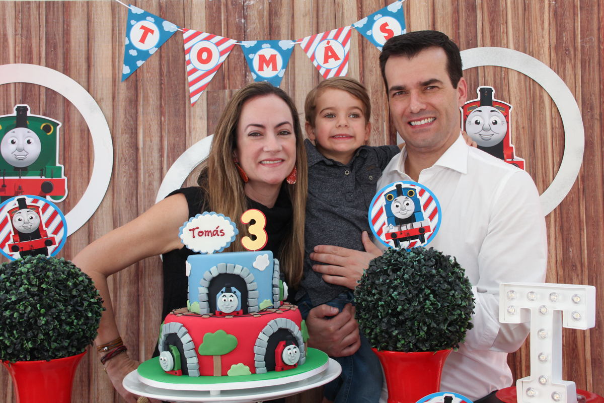 tomás e os pais na mesa decorada tema tomas na Festa no condomínio em São Paulo